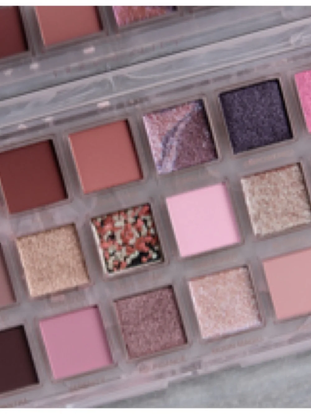 HUDA BEAUTY ROSE QUARTZ EYESHADOW PALETTE